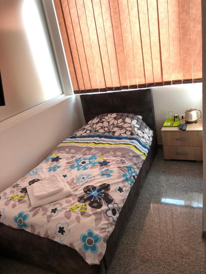 Binta Hostel Vranje Esterno foto